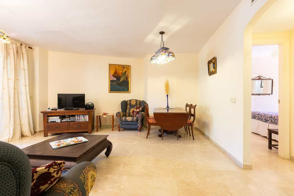 Condominium in Estepona, Andalucía 10846406