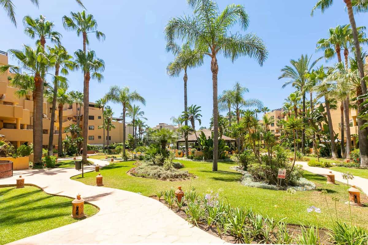 Condominium in Benahavis, Andalusië 10846406