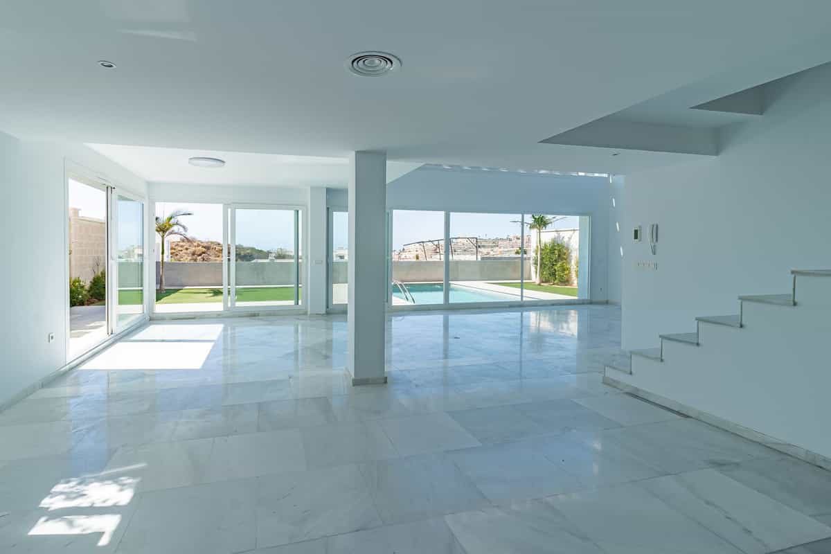 House in Fuengirola, Andalusia 10847240