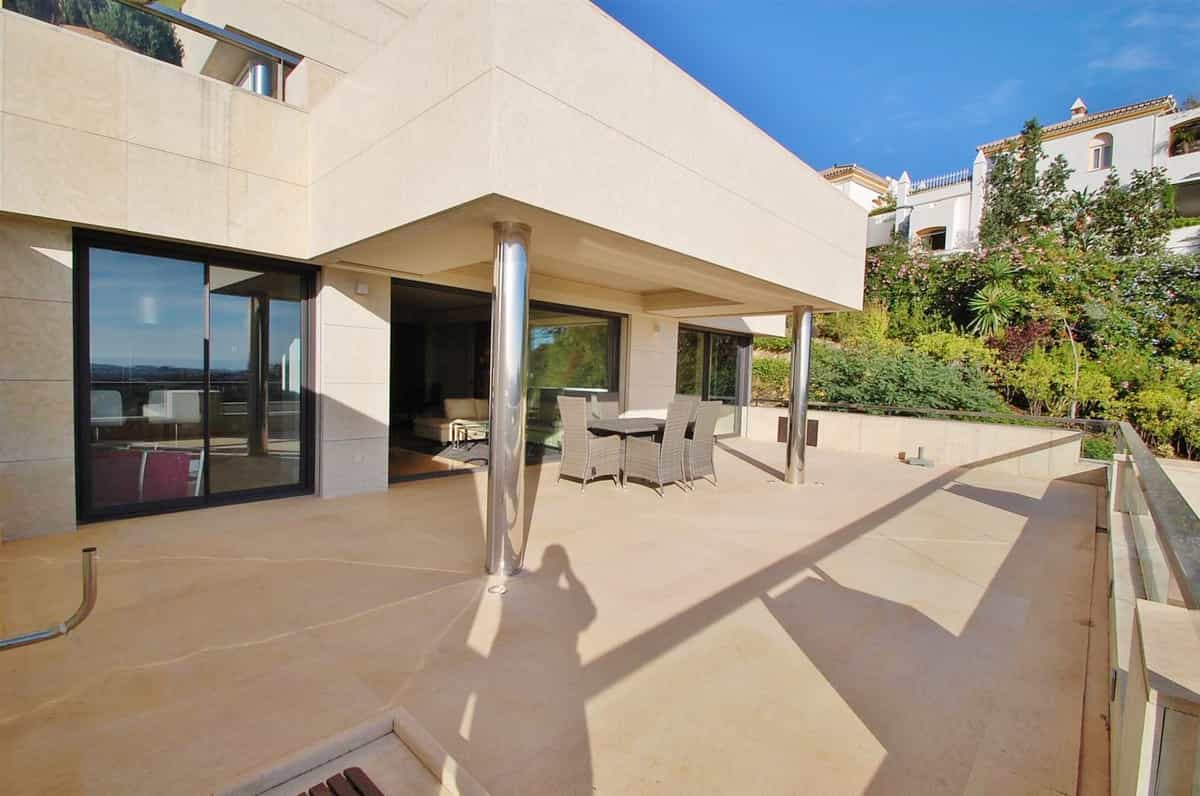 Condominium in Marbella, Andalusië 10849837