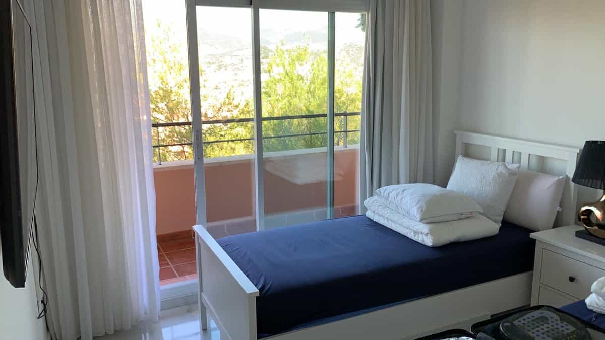 Condominium in Marbella, Andalucía 10850314
