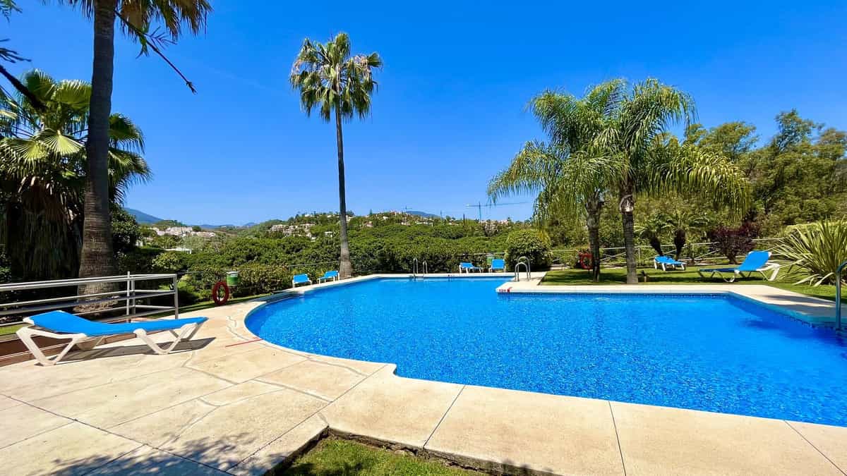 Condominium in Marbella, Andalucía 10850516