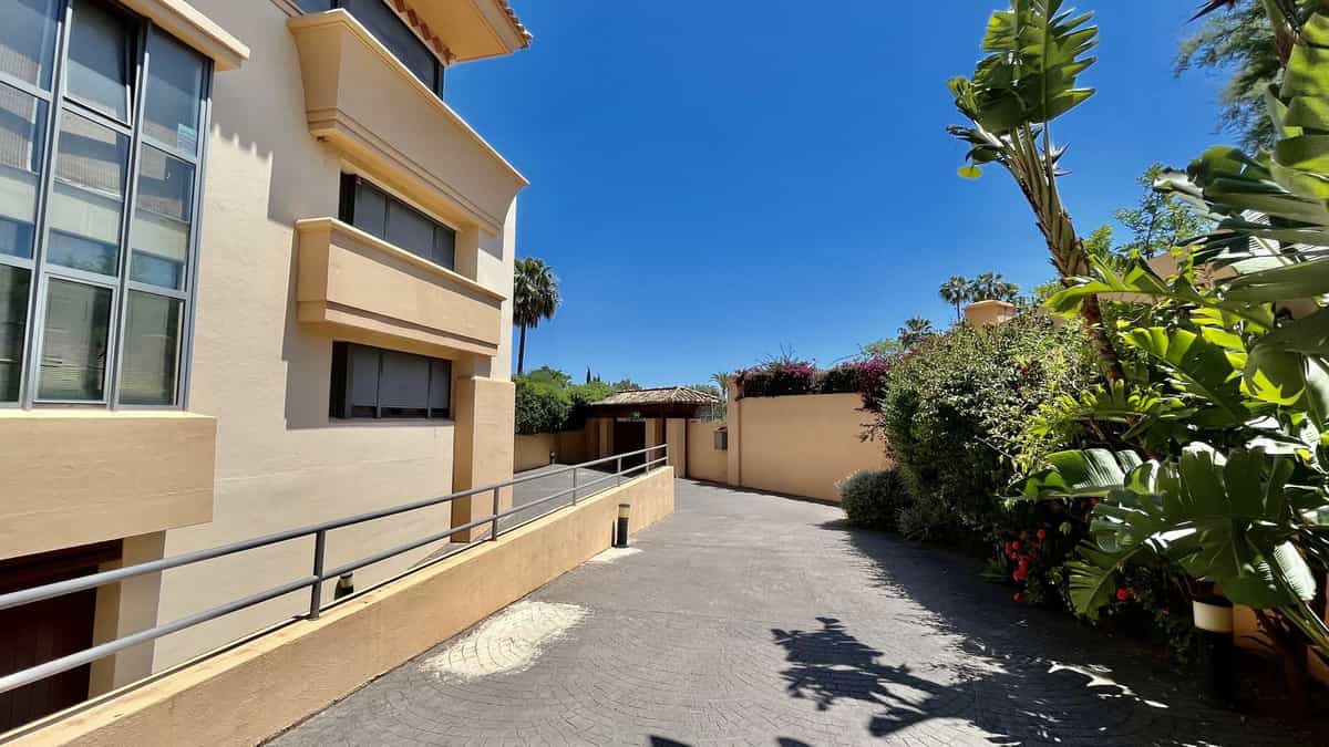 Condominium in Marbella, Andalucía 10850516