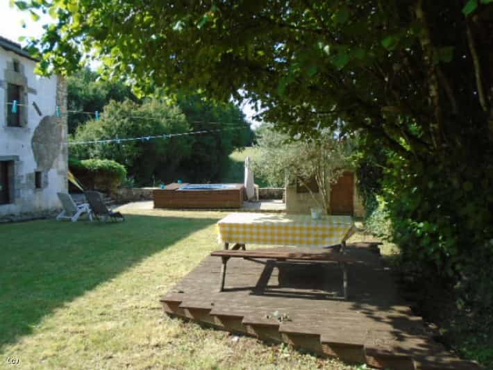 жилой дом в Nanteuil-en-Vallée, Nouvelle-Aquitaine 10852487