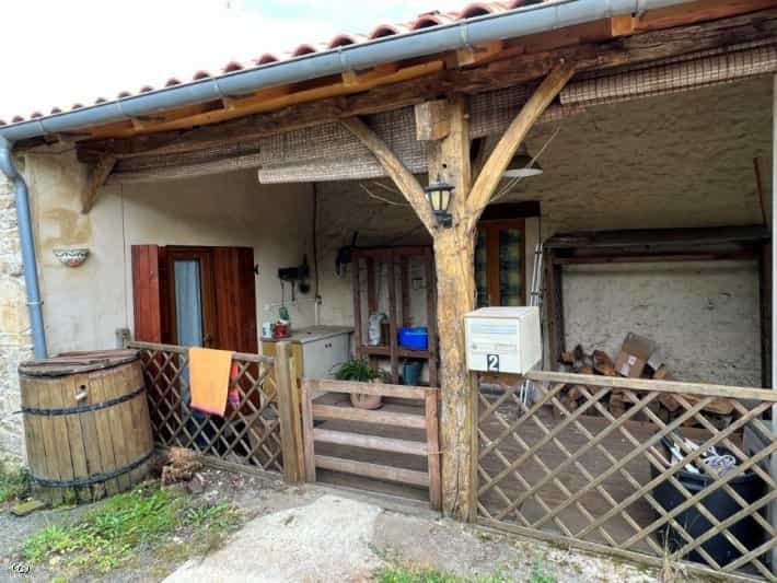 жилой дом в Nanteuil-en-Vallée, Nouvelle-Aquitaine 10852511