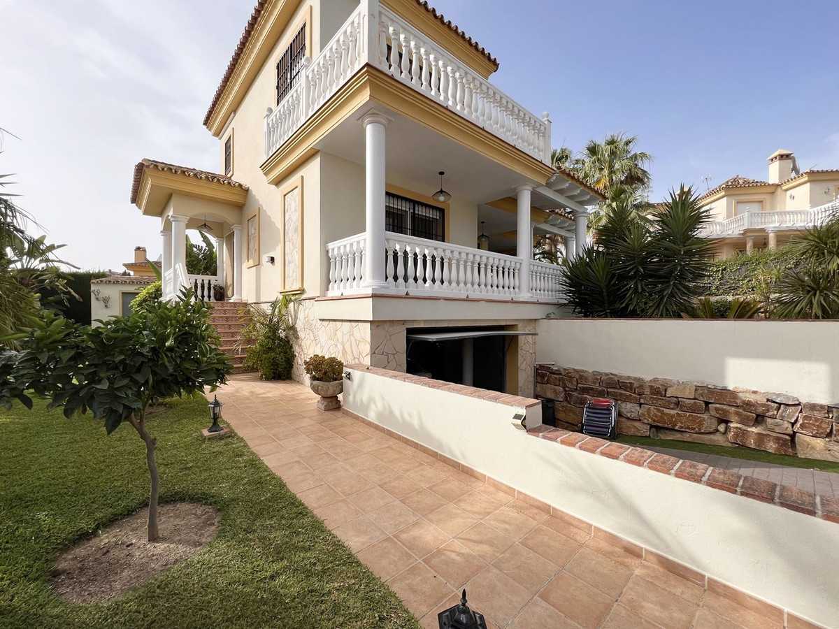 House in Fuengirola, Andalusia 10852512