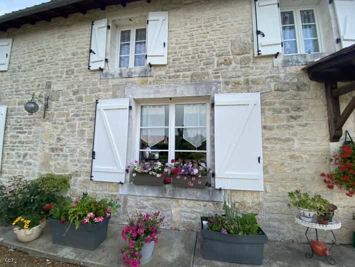 Huis in Ruffec, Nouvelle-Aquitanië 10852552