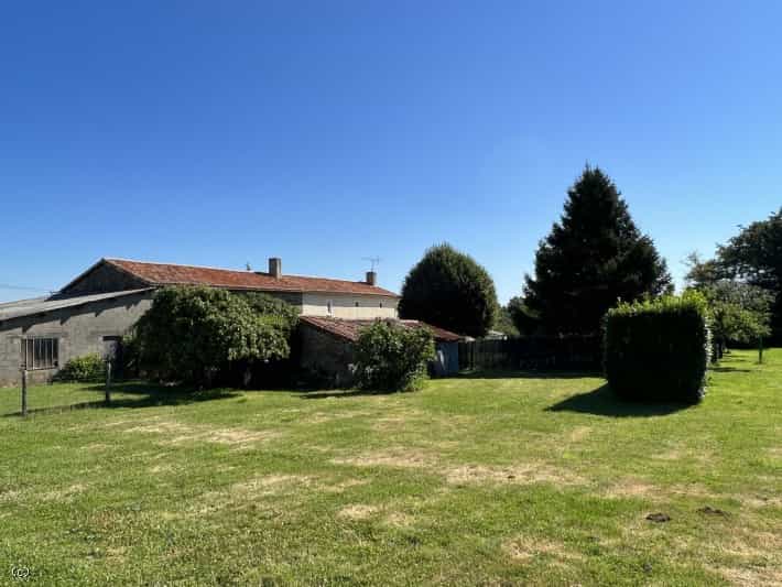 Casa nel Nanteuil-en-Vallée, Nouvelle-Aquitaine 10852557
