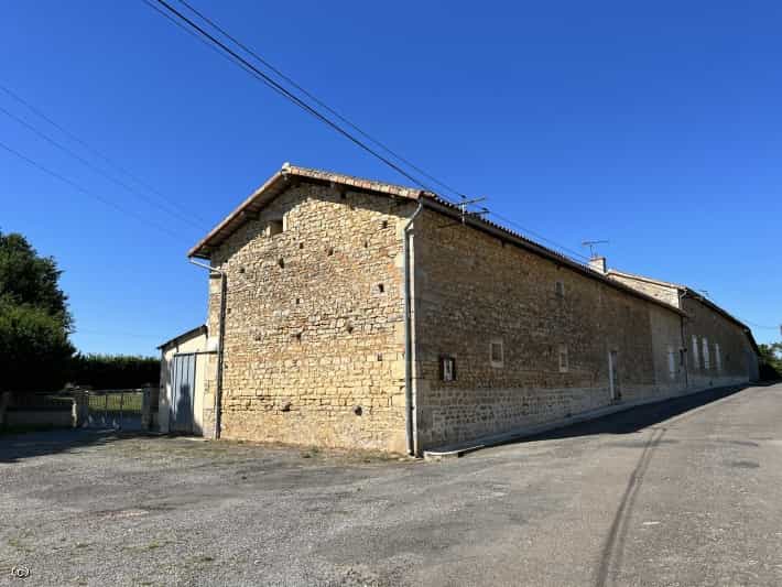 Будинок в Nanteuil-en-Vallée, Nouvelle-Aquitaine 10852557