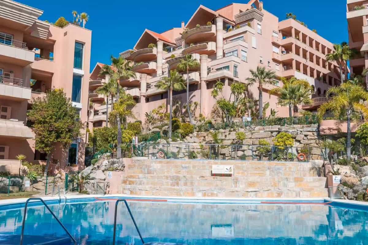 Condominium in Marbella, Andalucía 10852565