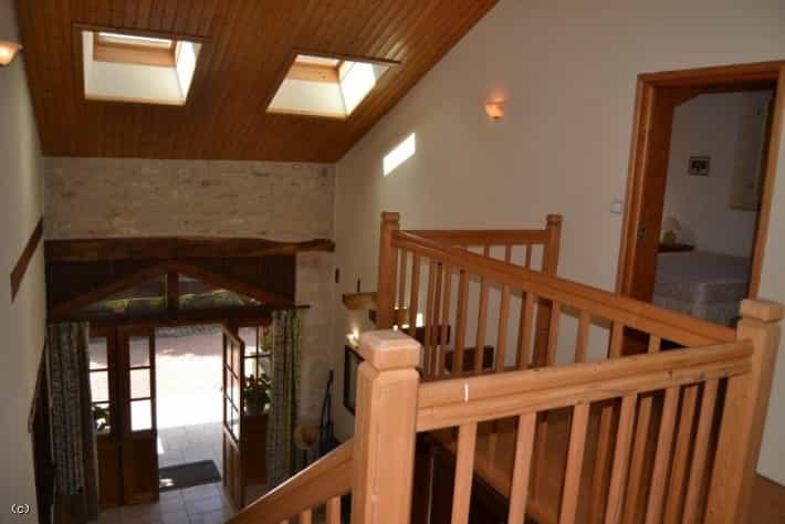 Huis in Champagne-Mouton, Nouvelle-Aquitaine 10852585