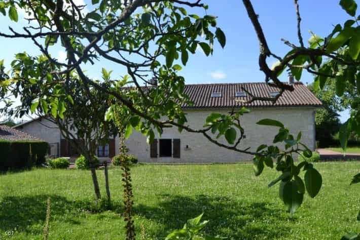 Dom w Champagne-Mouton, Nouvelle-Aquitaine 10852585