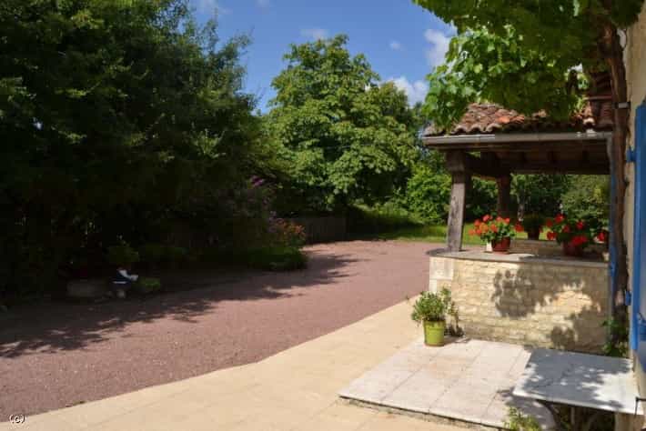 Huis in Champagne-Mouton, Nouvelle-Aquitaine 10852585