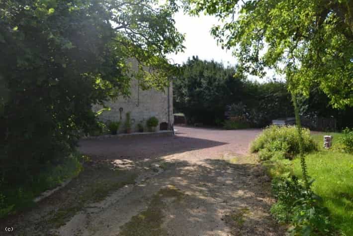 жилой дом в Champagne-Mouton, Nouvelle-Aquitaine 10852585