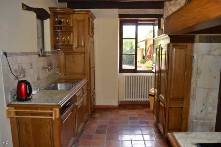 House in Champagne-Mouton, Nouvelle-Aquitaine 10852585