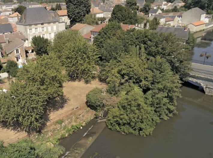Rumah di Civray, Nouvelle-Aquitaine 10852619