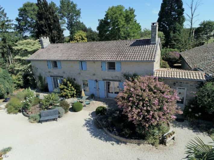 Residential in Chaunay, Nouvelle-Aquitaine 10852635