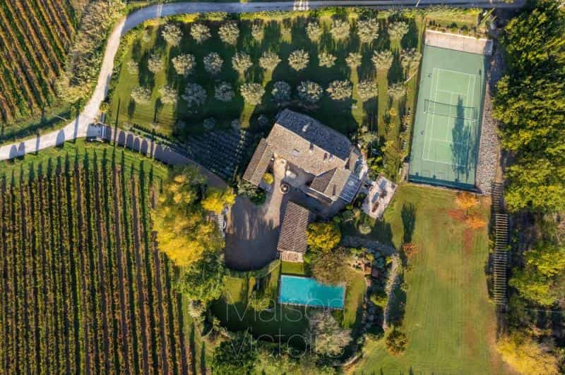 House in Oppede le Vieux, Provence-Alpes-Cote d'Azur 10853081