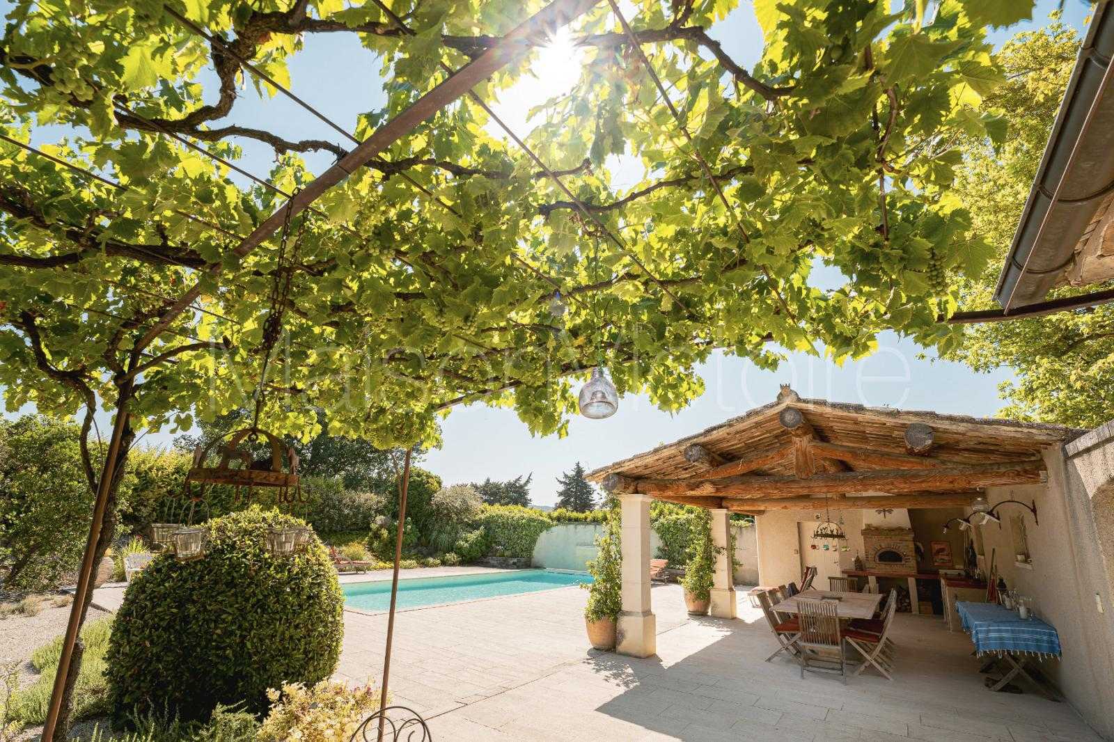 House in L'Isle-sur-la-Sorgue, Provence-Alpes-Cote d'Azur 10853089