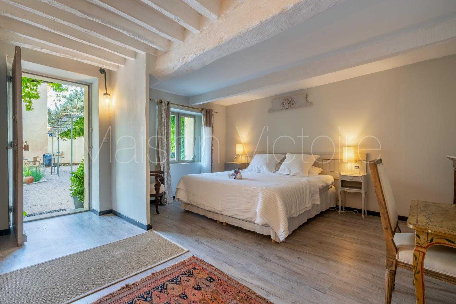 Rumah di Saint-Saturnin-les-Apt, Provence-Alpes-Cote d'Azur 10853107