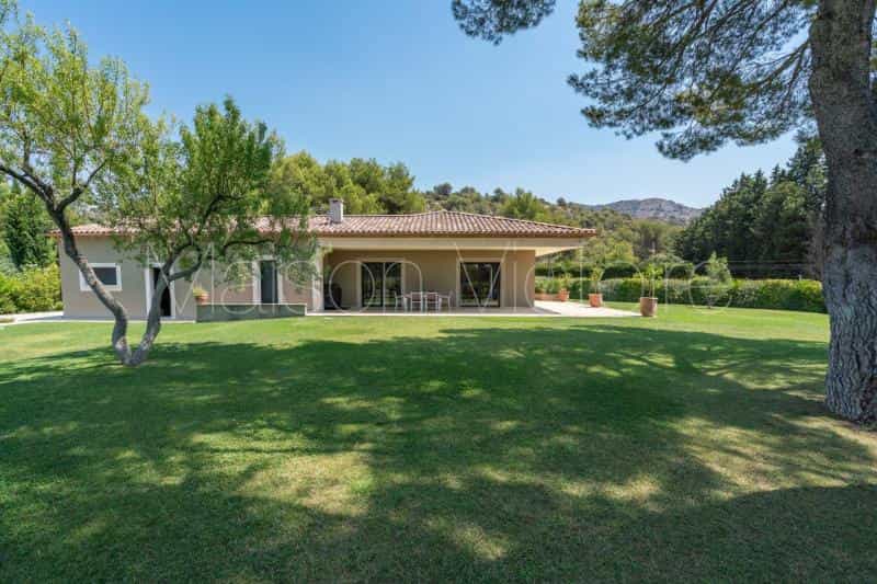 House in Taillades, Provence-Alpes-Cote d'Azur 10853110