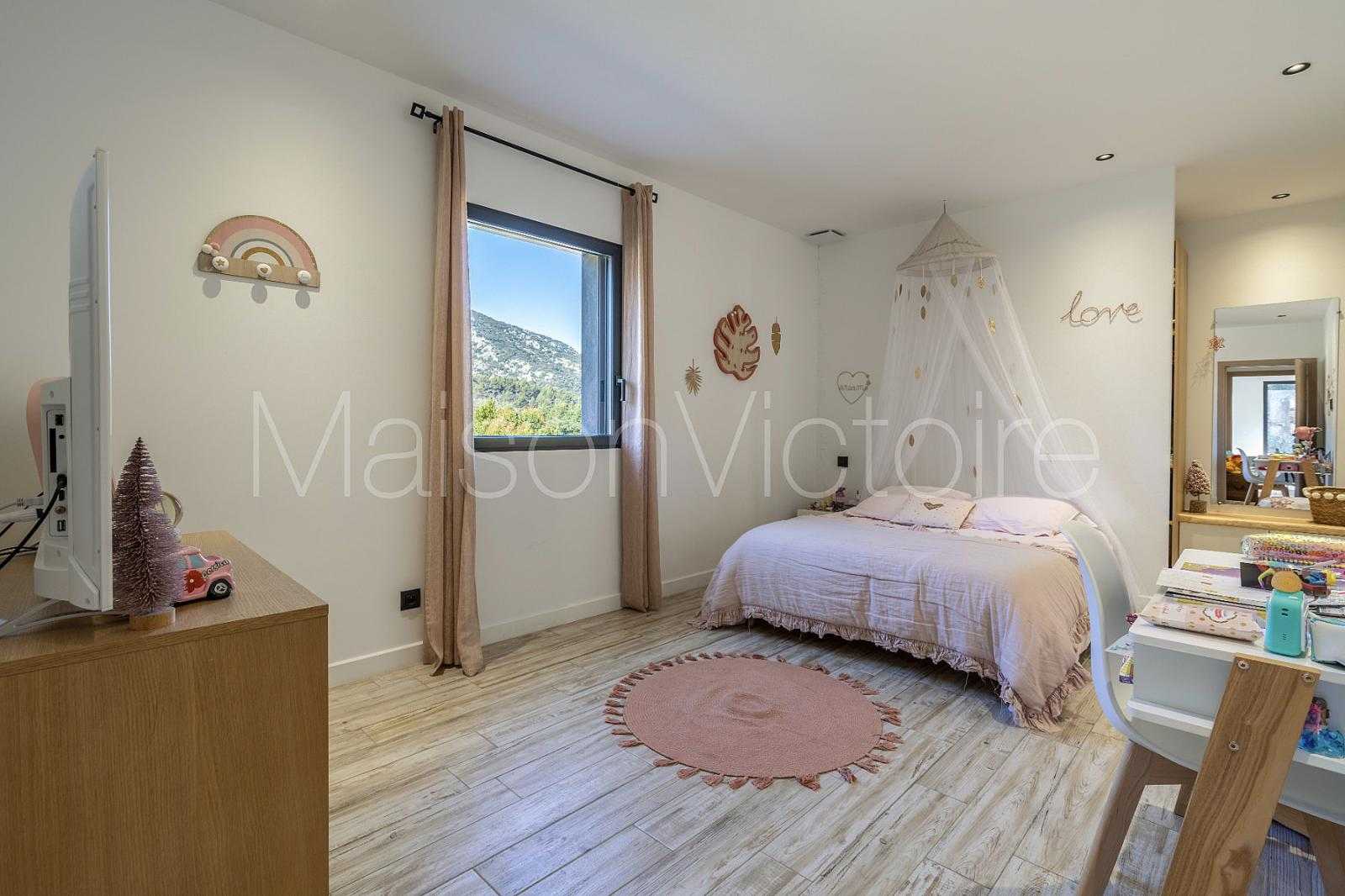 मकान में Maubec, Provence-Alpes-Côte d'Azur 10853114