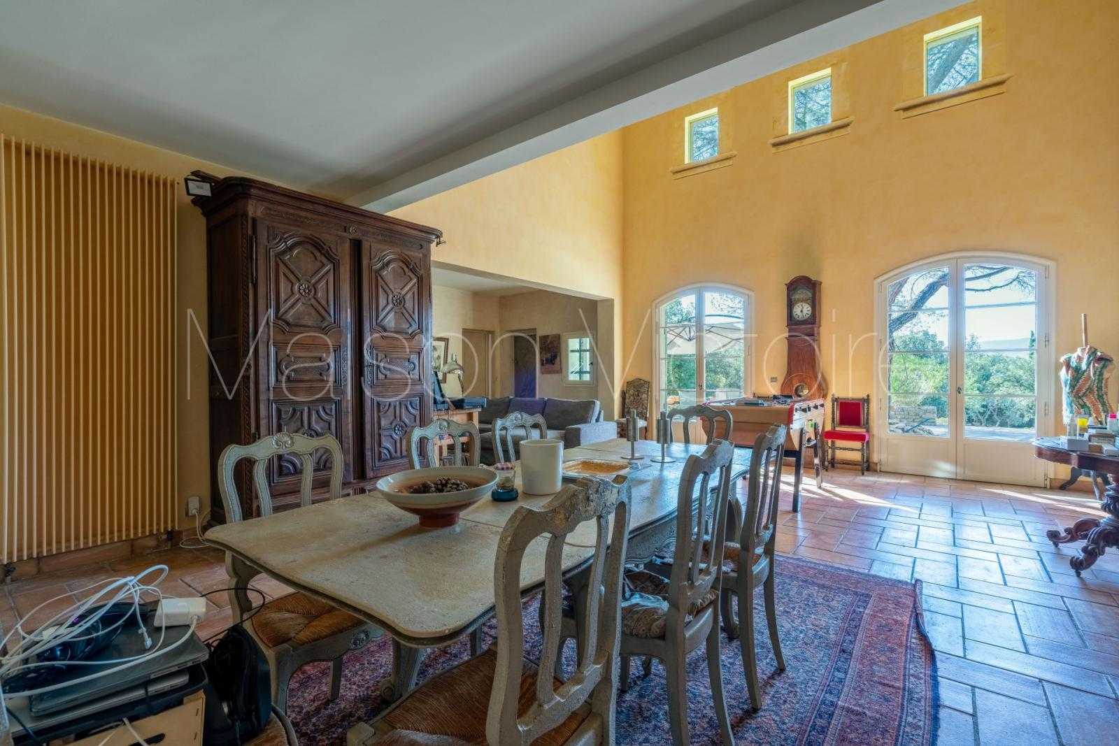 Casa nel Cabrières-d'Avignon, Provence-Alpes-Côte d'Azur 10853120