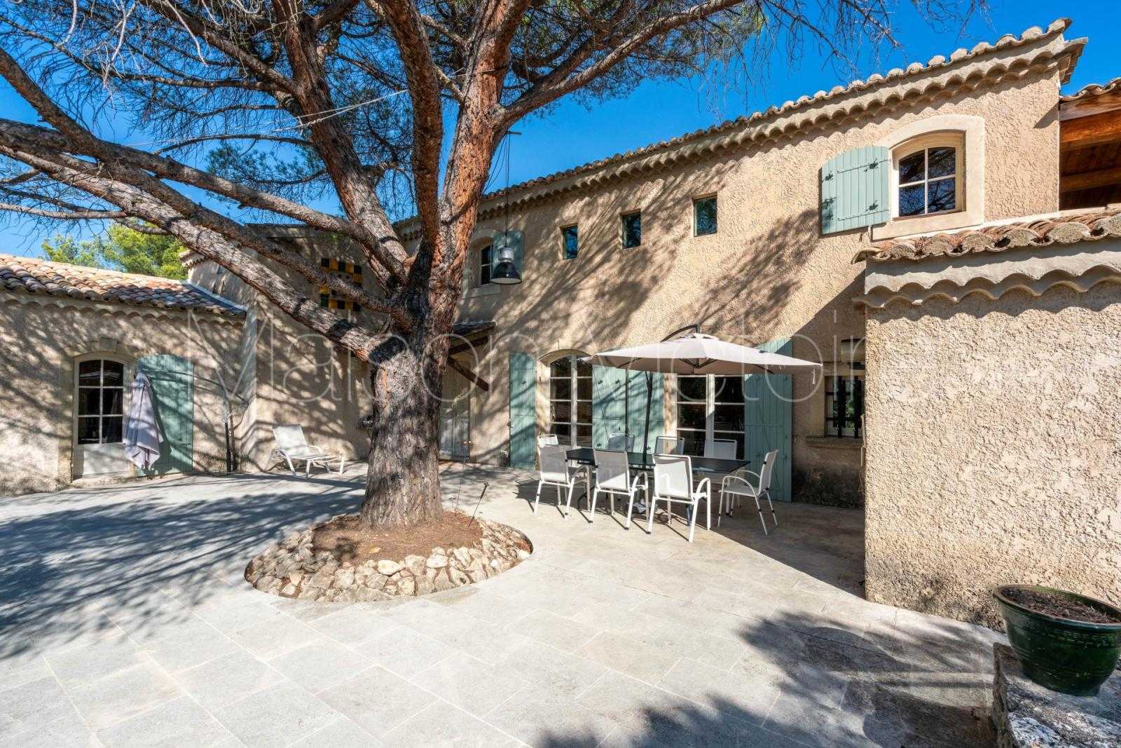 Dom w Cabrières-d'Avignon, Provence-Alpes-Côte d'Azur 10853120