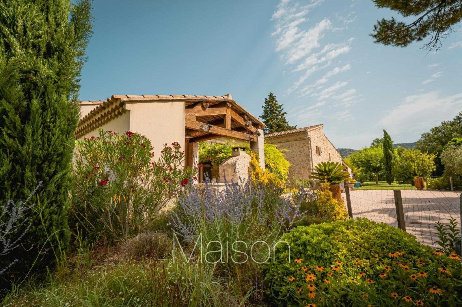 بيت في Cheval-Blanc, Provence-Alpes-Côte d'Azur 10853127