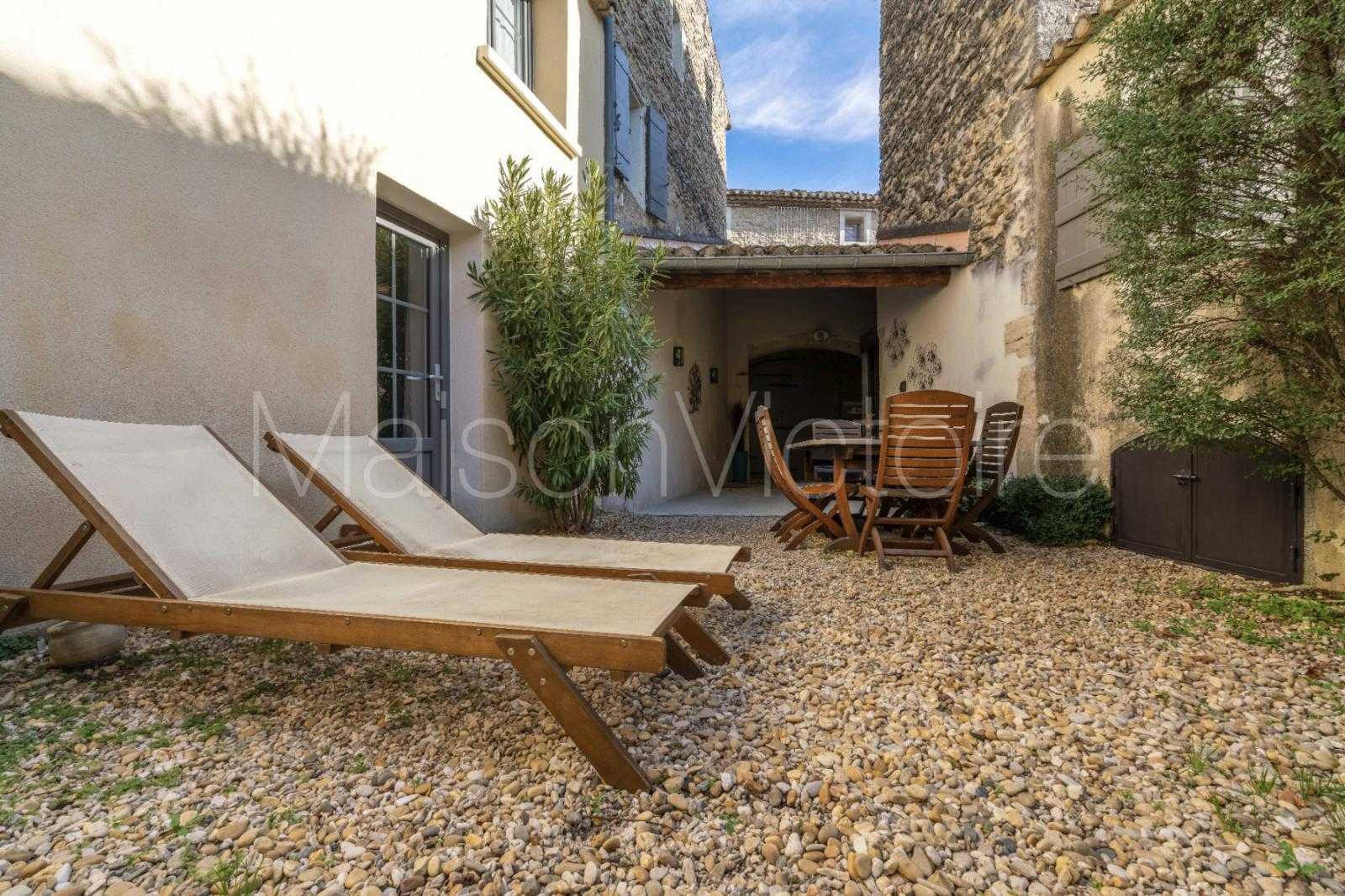 मकान में Cabrières-d'Avignon, Provence-Alpes-Côte d'Azur 10853168