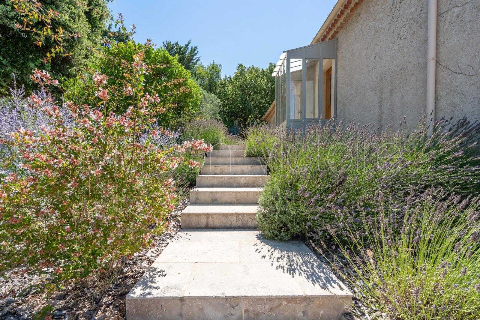 House in L'Isle-sur-la-Sorgue, Provence-Alpes-Côte d'Azur 10853174