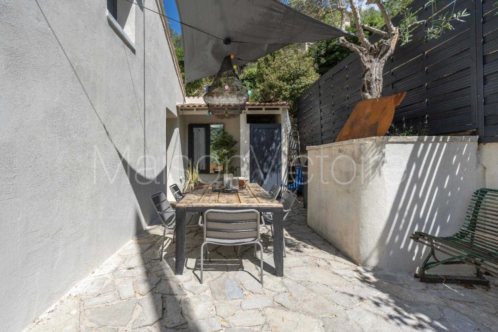 Huis in Fontaine-de-Vaucluse, Provence-Alpes-Côte d'Azur 10853180