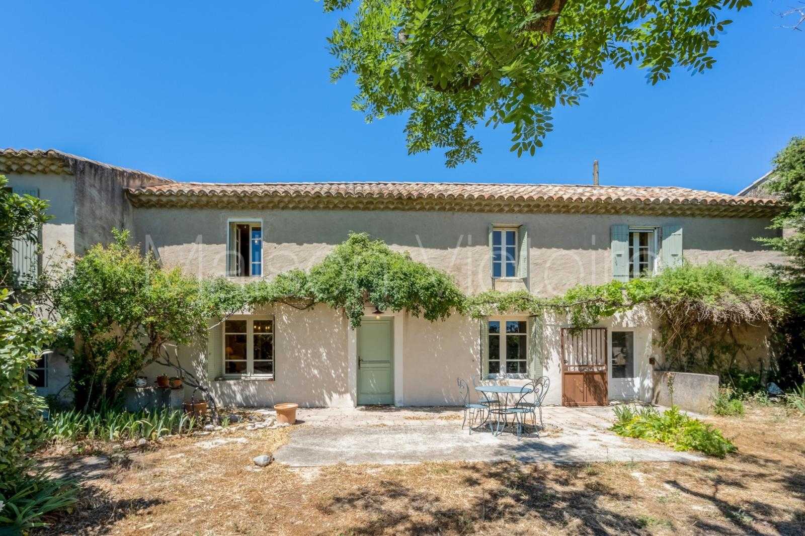 بيت في Violès, Provence-Alpes-Côte d'Azur 10853184