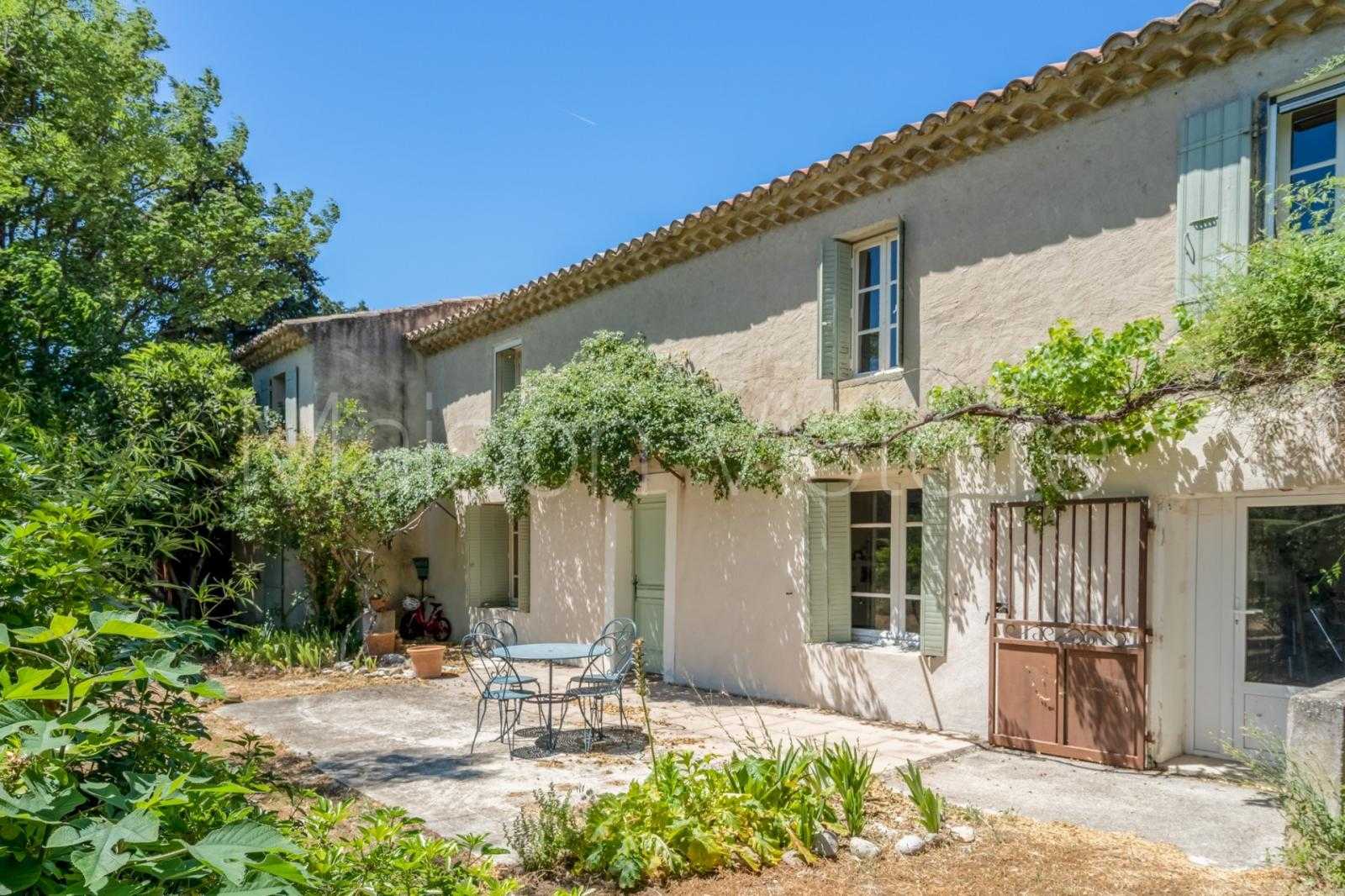 بيت في Violès, Provence-Alpes-Côte d'Azur 10853184