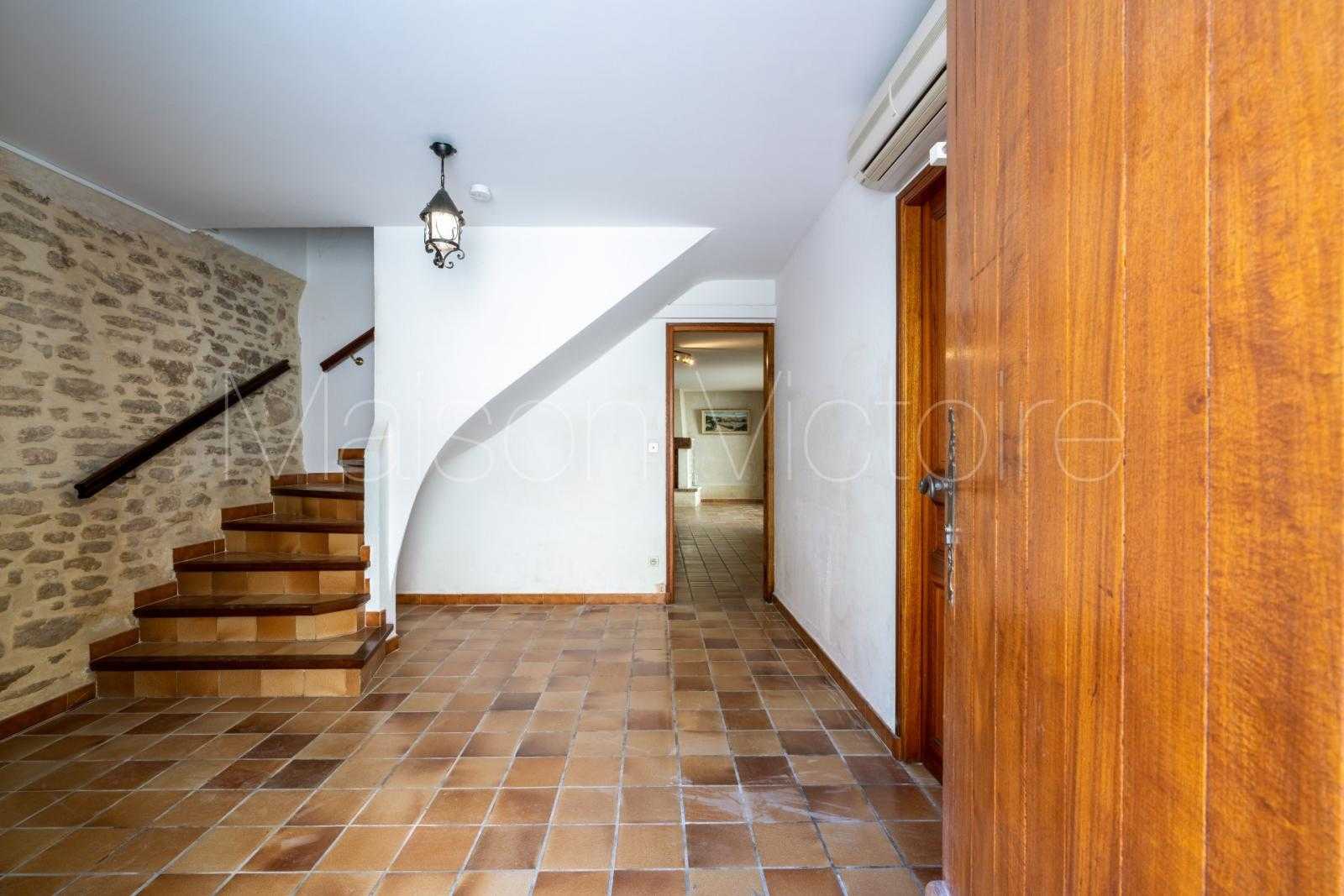 casa no Cabrières-d'Avignon, Provença-Alpes-Costa Azul 10853186