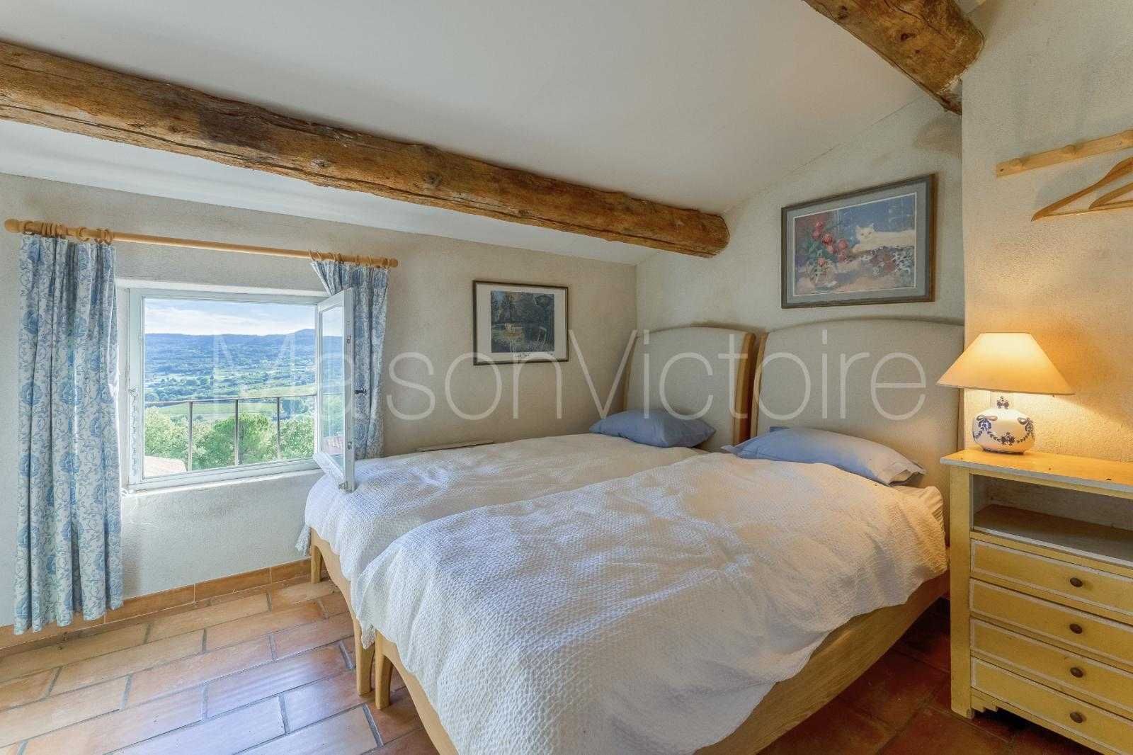 بيت في Lacoste, Provence-Alpes-Côte d'Azur 10853197