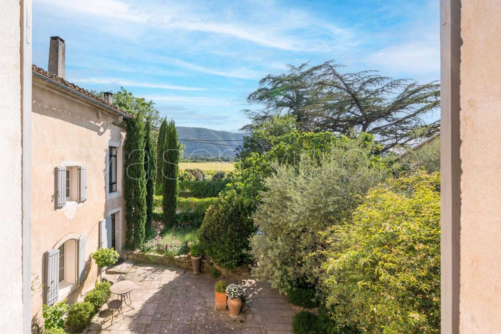 मकान में Oppede le Vieux, Provence-Alpes-Cote d'Azur 10853297