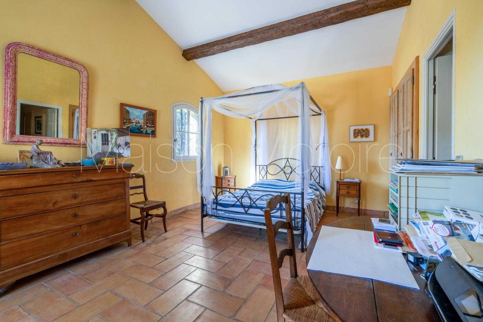 Talo sisään Cabrieres-d'Avignon, Provence-Alpes-Cote d'Azur 10853346