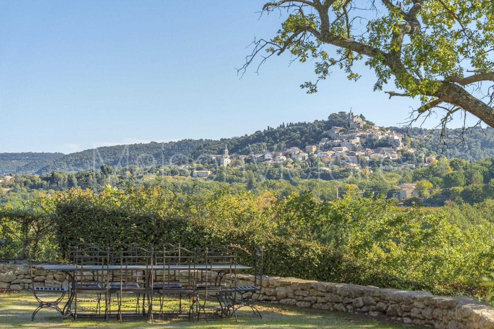 Talo sisään Bonnieux, Provence-Alpes-Cote d'Azur 10853350
