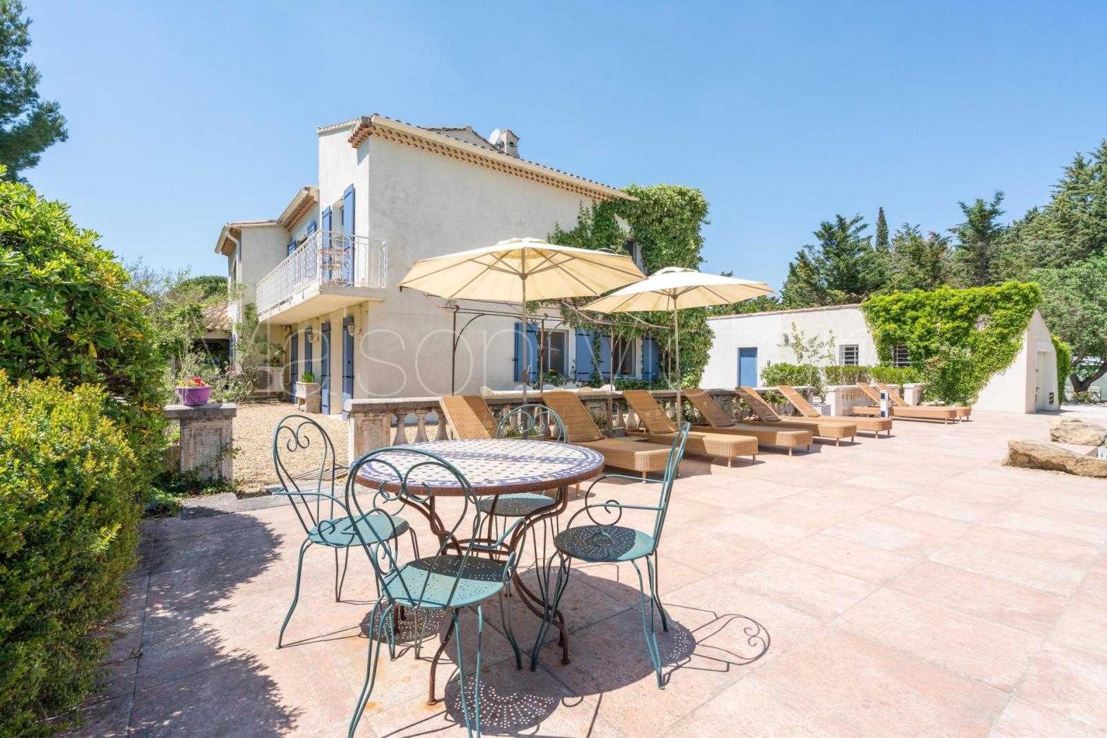 жилой дом в Taillades, Provence-Alpes-Côte d'Azur 10853374