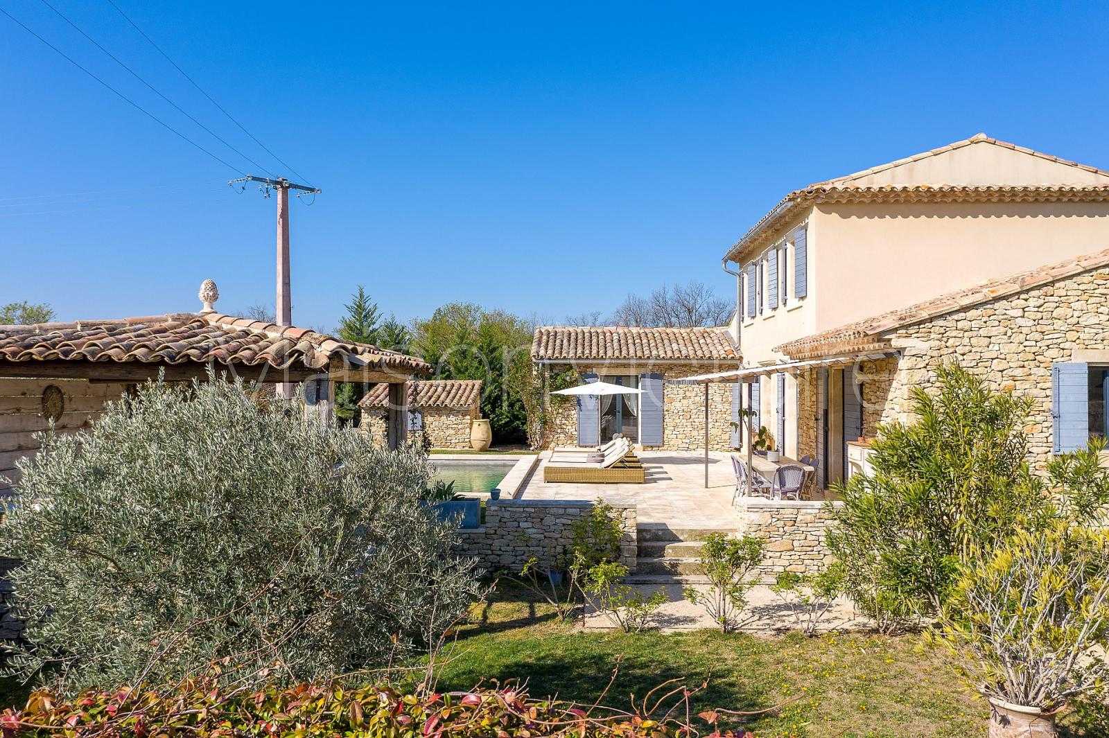 Casa nel Saint-Saturnin-lès-Apt, Provence-Alpes-Côte d'Azur 10853412