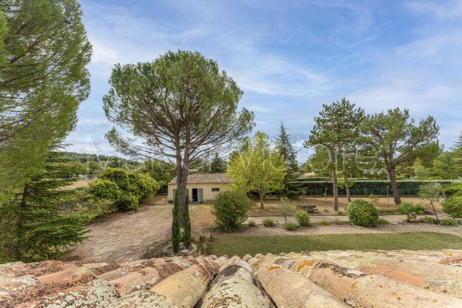بيت في L'Isle-sur-la-Sorgue, Provence-Alpes-Côte d'Azur 10853441