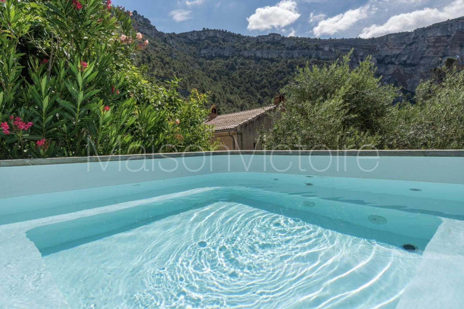 집 에 Fontaine-de-Vaucluse, Provence-Alpes-Côte d'Azur 10853456