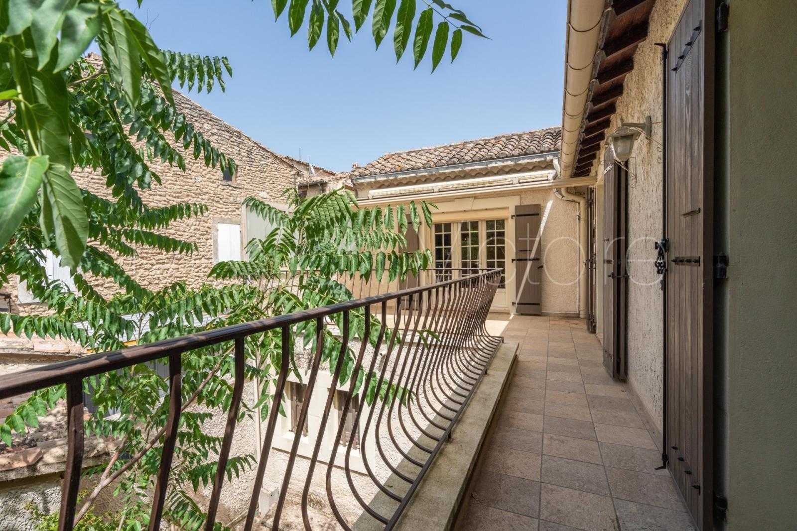 Talo sisään Cabrières-d'Avignon, Provence-Alpes-Côte d'Azur 10853470