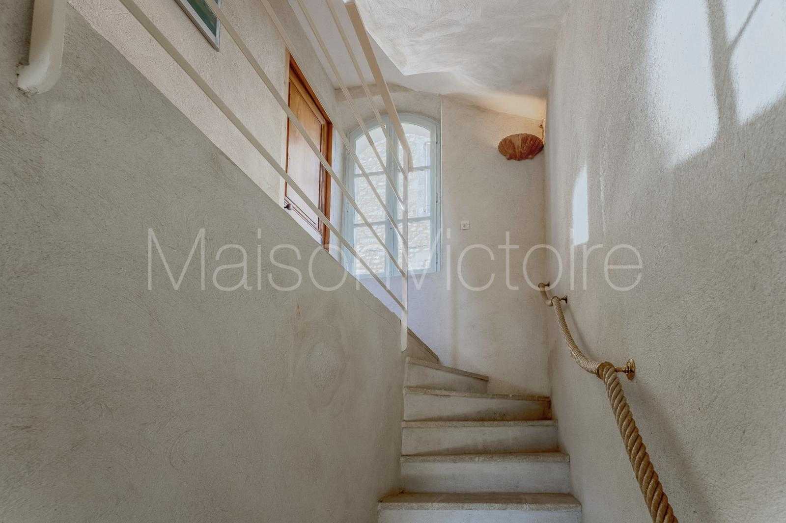 Talo sisään Lacoste, Provence-Alpes-Côte d'Azur 10853490