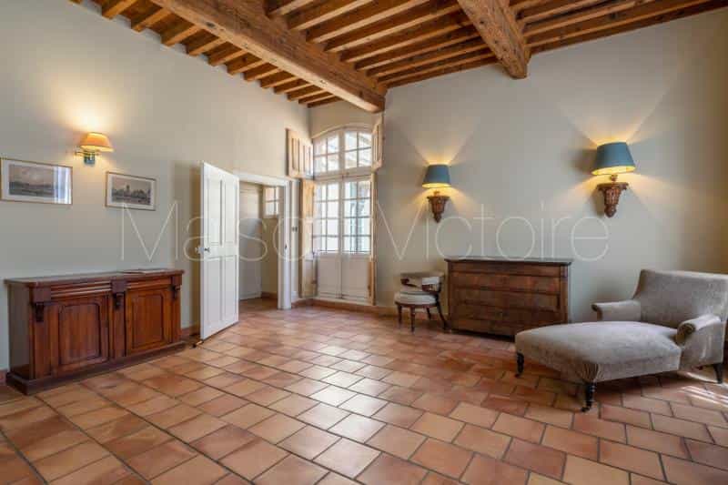 House in Avignon, Provence-Alpes-Cote d'Azur 10853500