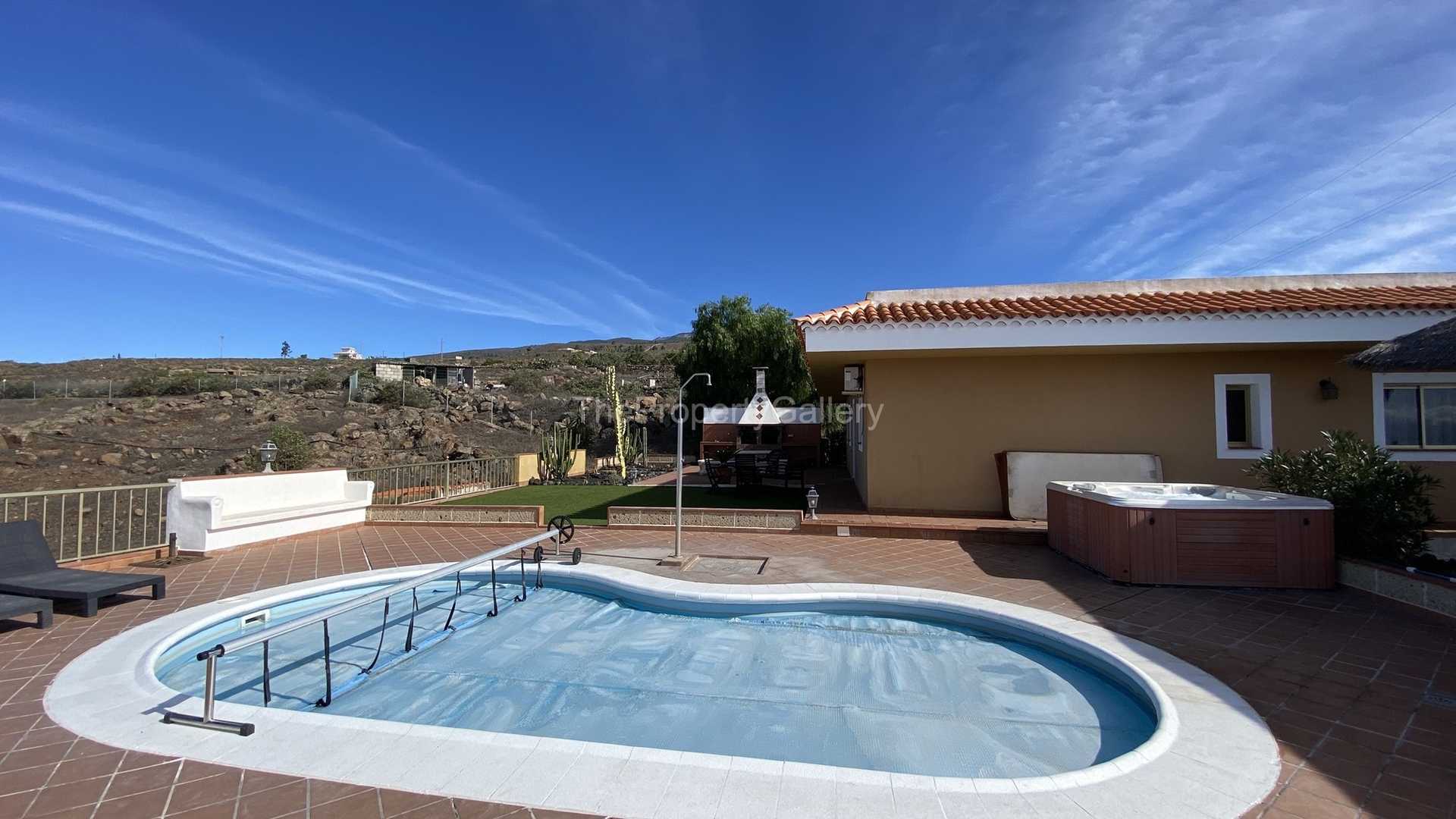بيت في Adeje, Canarias 10854001