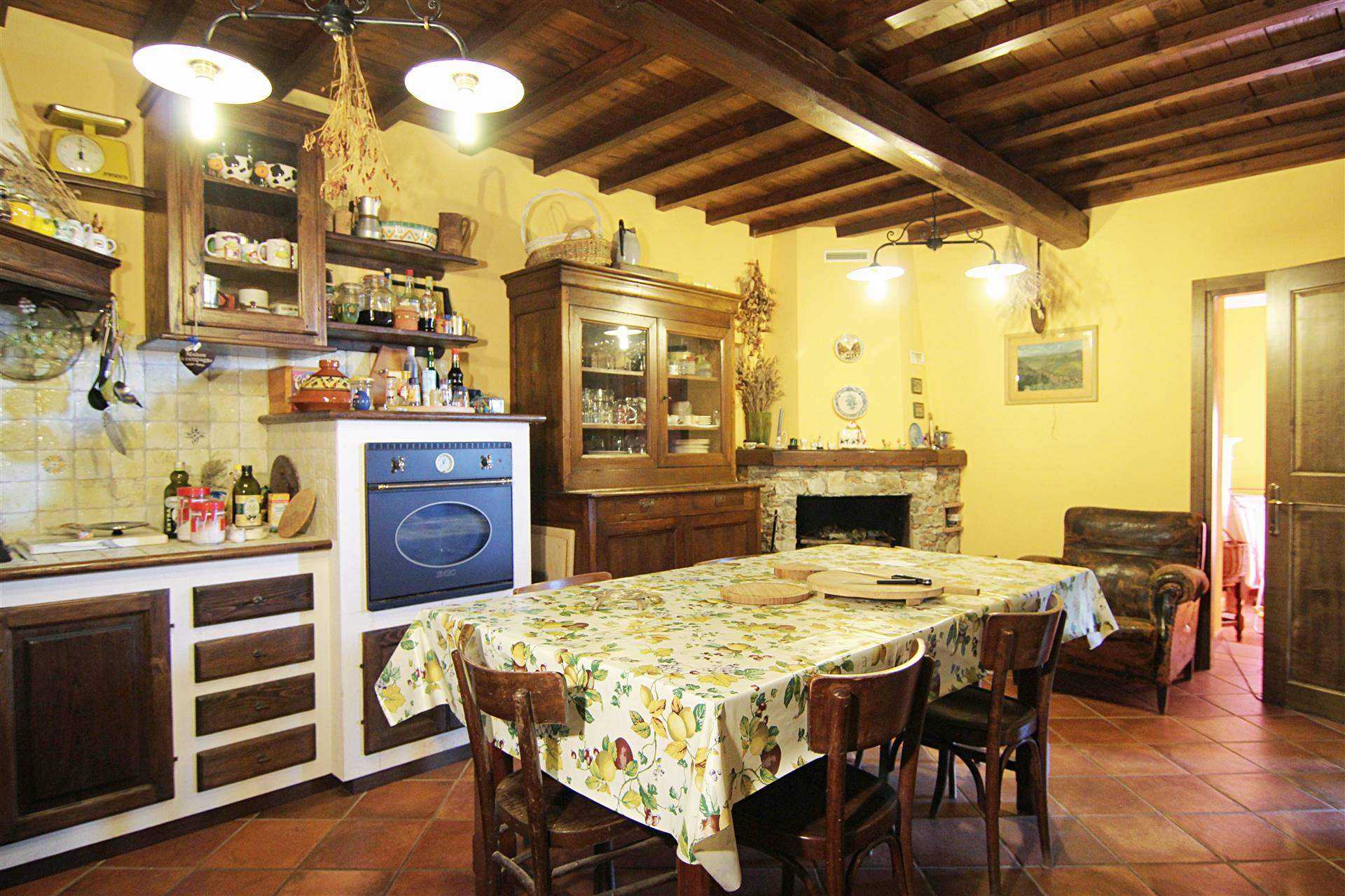 房子 在 Sassi, Toscana 10854283