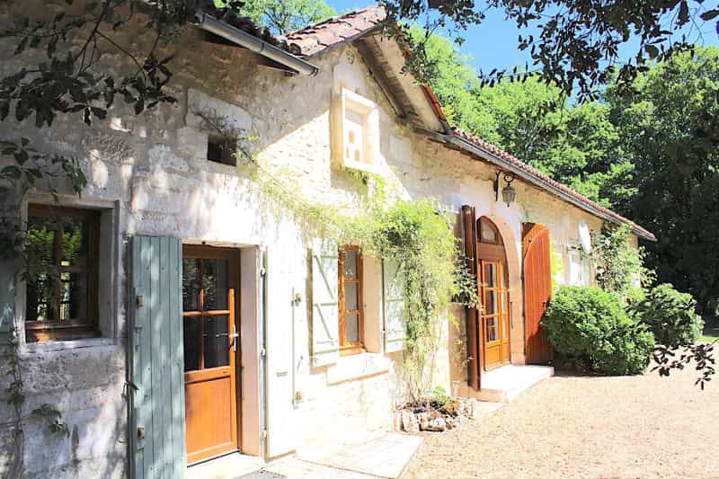 집 에 Grand-Brassac, Nouvelle-Aquitaine 10854307
