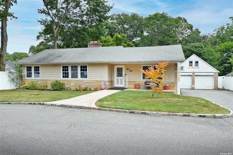 House in South Huntington, New York 10854374